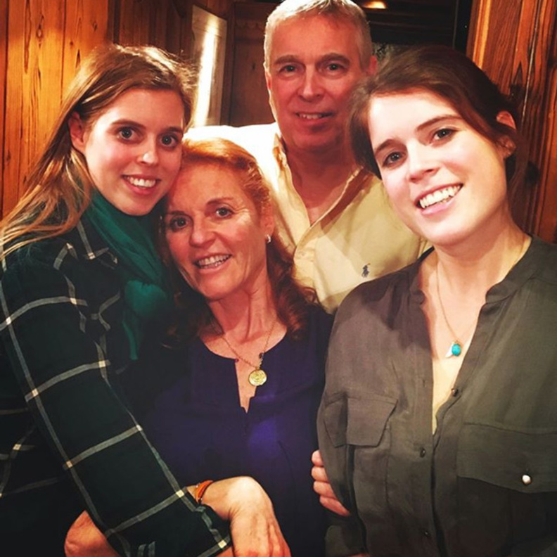 دوقة يورك تنشر صورة عائلية من داخل عزلتها الصحية في وندسور