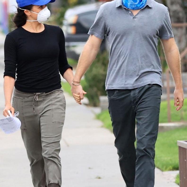 بالأقنعة الطبية.. هكذا تواجه علامات الأزياء التي تفضلها العائلة المالكة البريطانية الكورونا