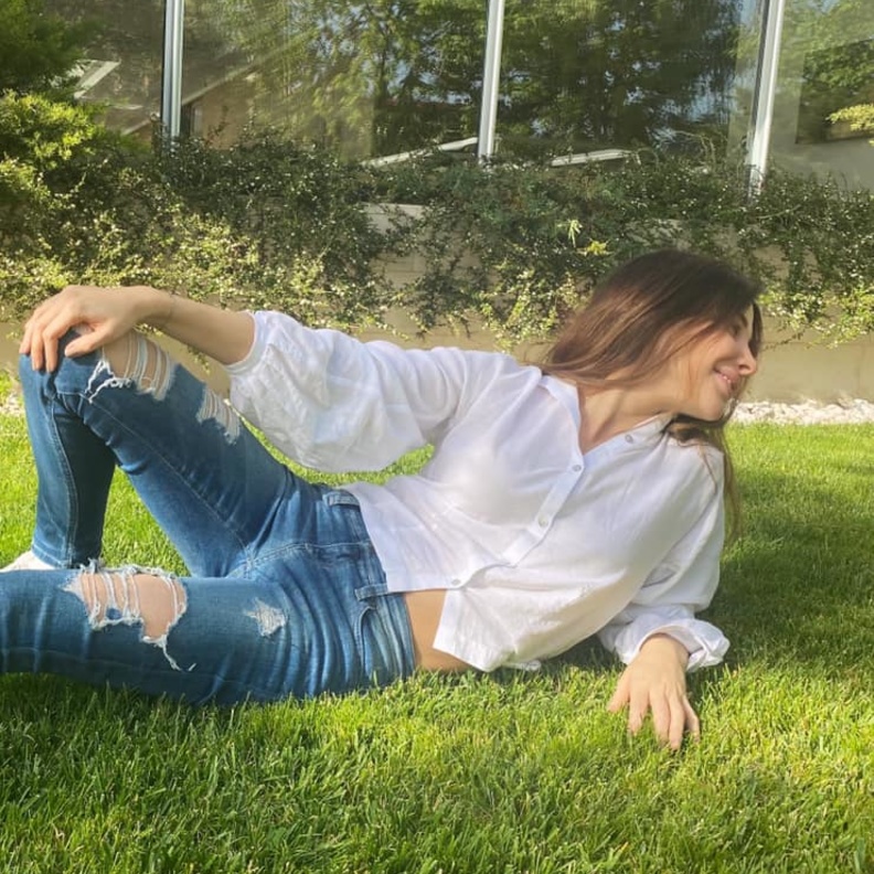  نانسي تختار القميص الابيض للاحتفال بعيدها في الحجر المنزلي