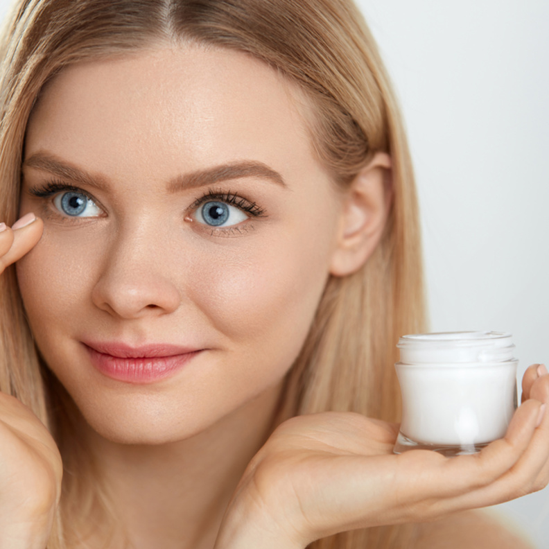 تعرفي على الفرق بين كريم العيون وسيروم العيون