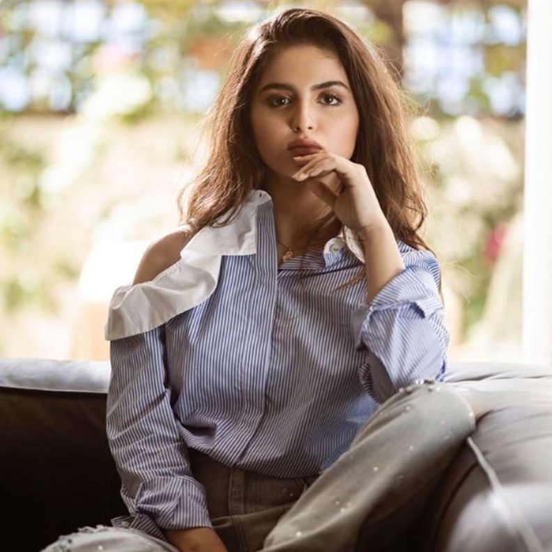 اطلالة شبابية بالقميص والسروال الدينيم