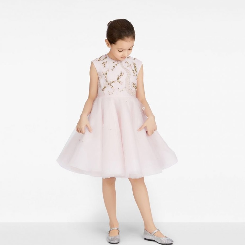  Dior تأخذنا في رحلة آسرة عبر عالم الطفولة الساحر