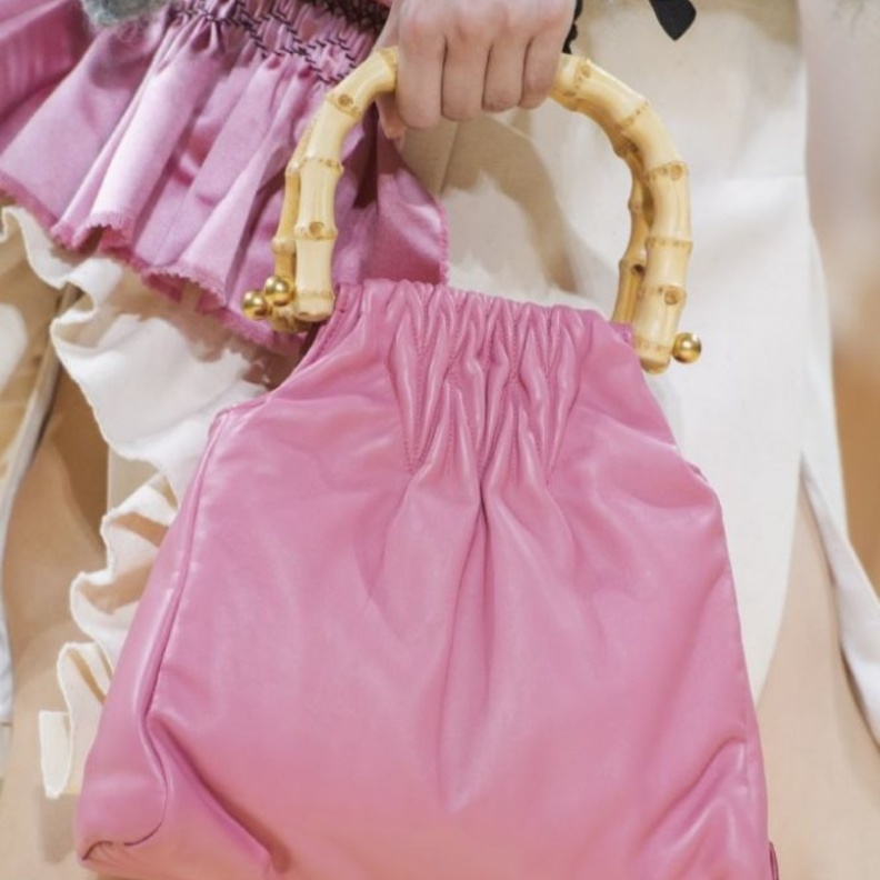 احدث موديلات حقائب يد باللون الوردي لاطلالة انيقة في عيد الفطر 2020 من Miu Miu