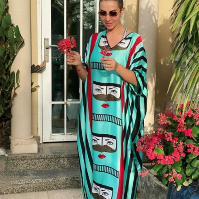 اختارت جويل جلابية بتصميم شبابي لاطلالة صباحية