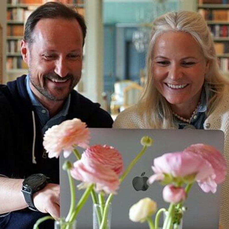 الأمير هاكون وزوجته يتحدثون في مكالمة مرئية مع الطلاب