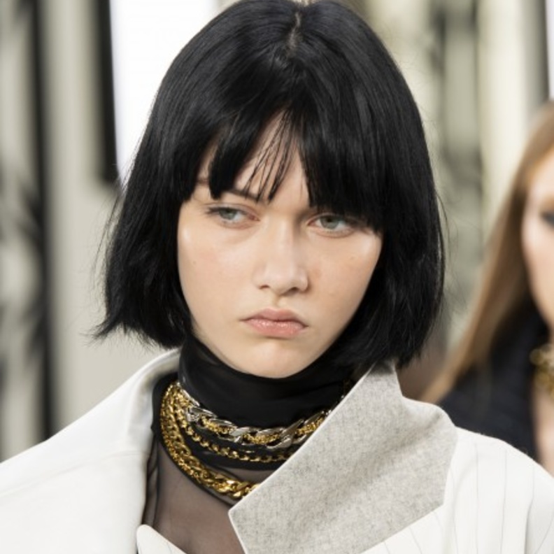  الغرة المفرقة تجعل إطلالتك تبدو طبيعية