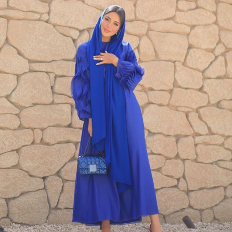 اطلالة مشرقة نسقتها فاطمة حسام في فستان باللون الأزرق