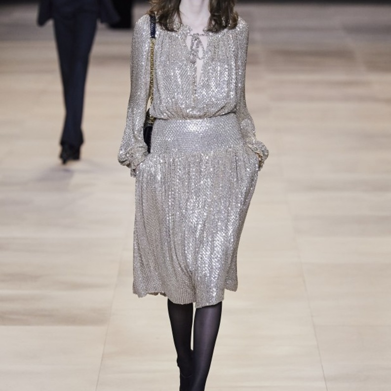 اطلالة باللون الفضي من تصميم دار Celine