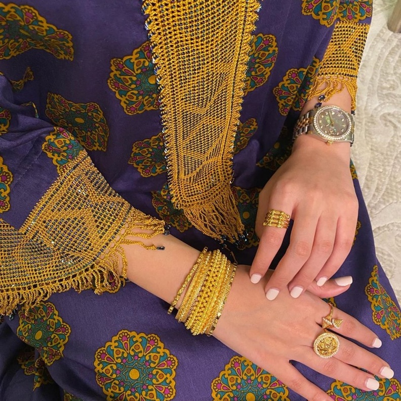  تنسيق إطلالة تقليدية بمجوهرات ذهب على طريقة المدونة مريم مجيد