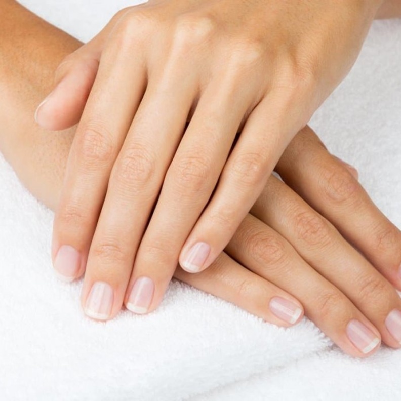 3 طرق طبيعية بسيطة لعلاج اصفرار الأظافر في المنزل قبل عيد الفطر