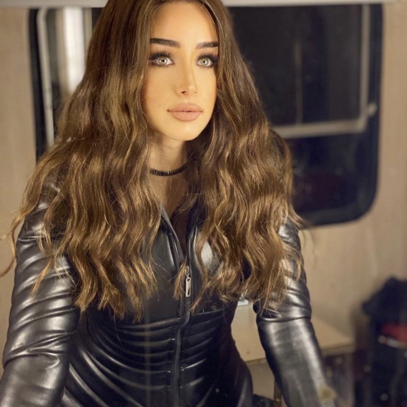 أطلت هنا الزاهد بالشعر البني لأول مرة بعد فترة طويلة من اعتمادها الشعر الأشقر