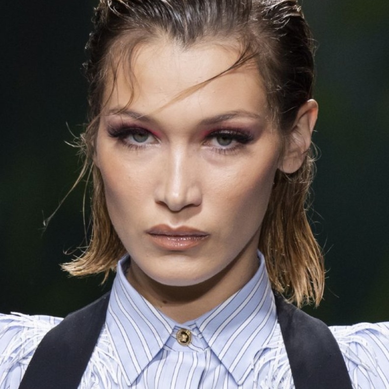 تسريحات شعر كاري لعيد الفطر بأسلوب مبلل من دار Versace