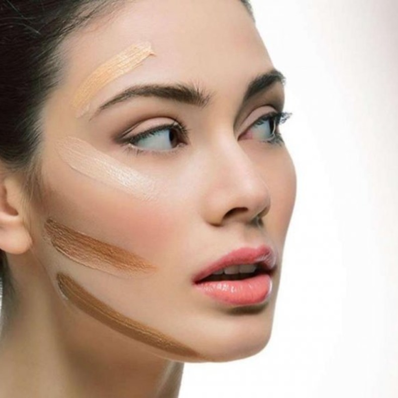 ضعي أحمر الخدود تحت حدقة العين لتصغير الوجه الطويل