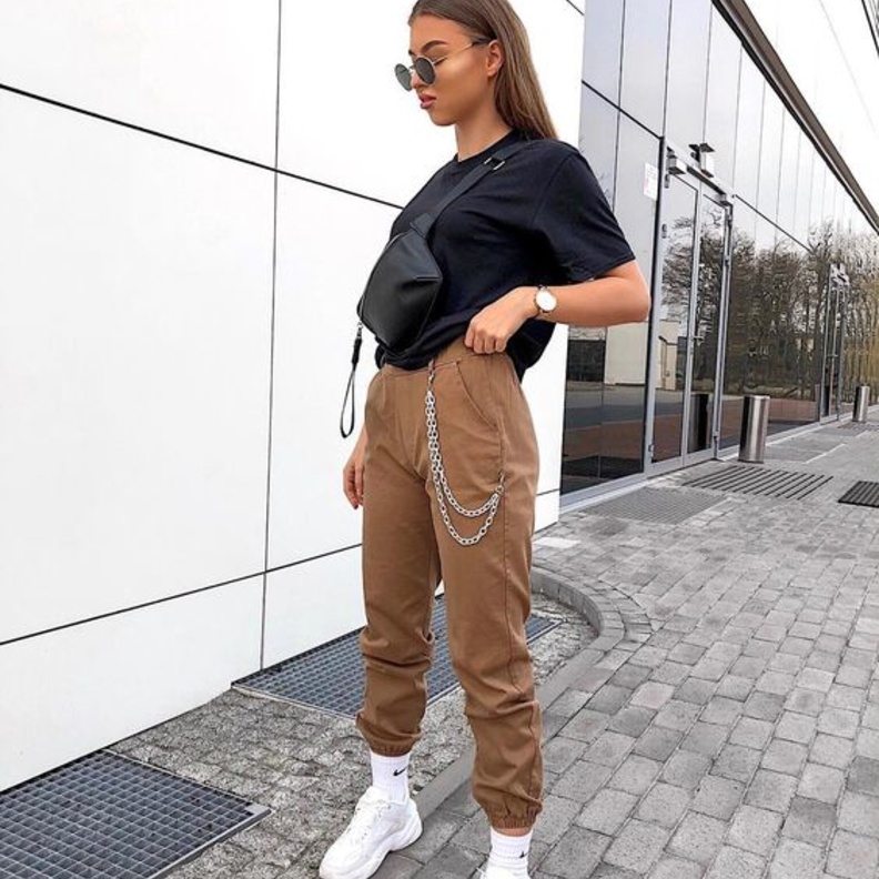 نسقي لوك شبابي مريح في بنطلون الكارغو