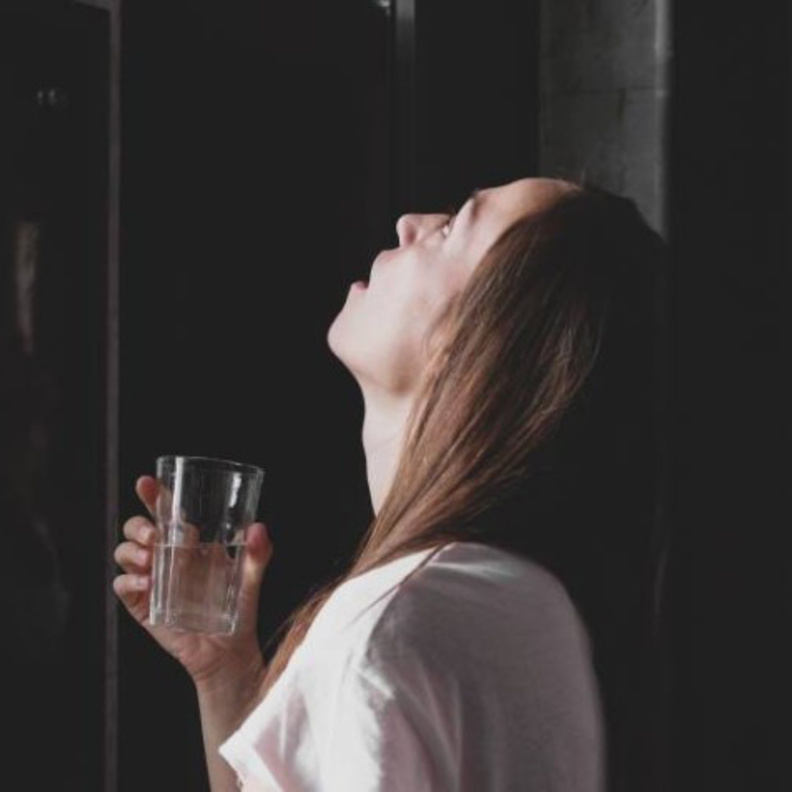  هل الغرغرة بالماء والملح تقي من كورونا