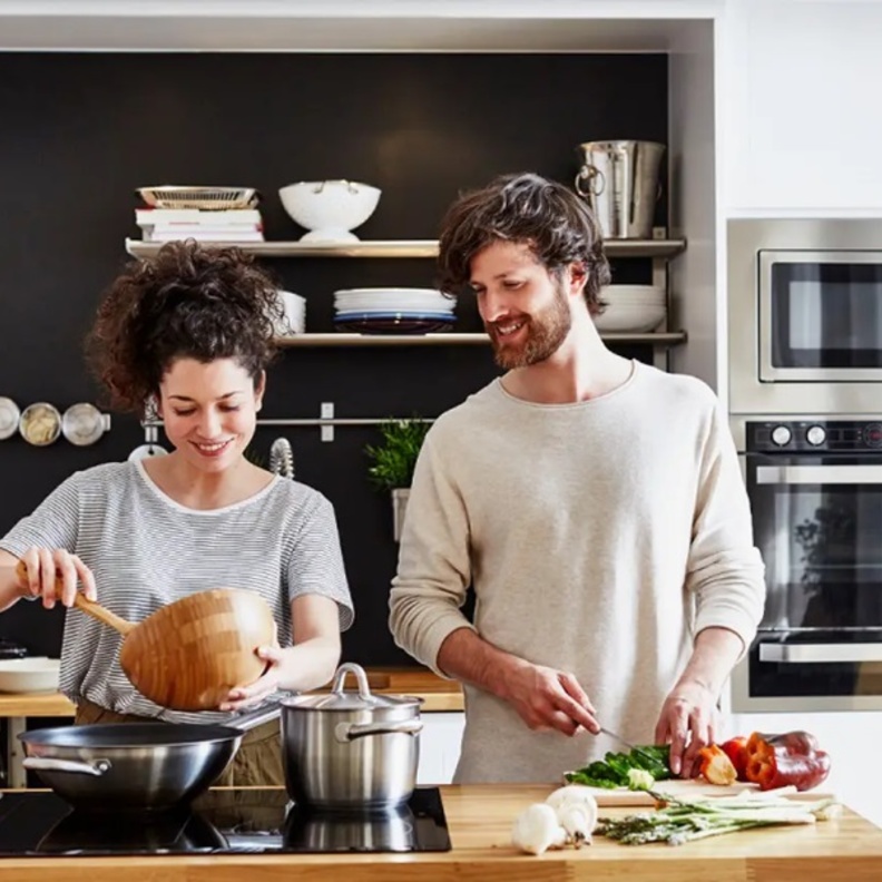 تشاركا في تحضير مائدة العيد في هذا اليوم اذا كنت عروسا متزوجة