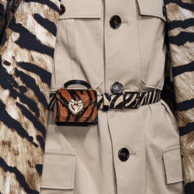 طريقة تنسيق اكسسوارات شنطة الحزام المزخرف لاطلالات الفطر 2020 من Dolce&Gabbana