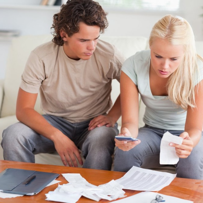 يجب ان تتعرفي على طريقة تفكيره بشأن المال