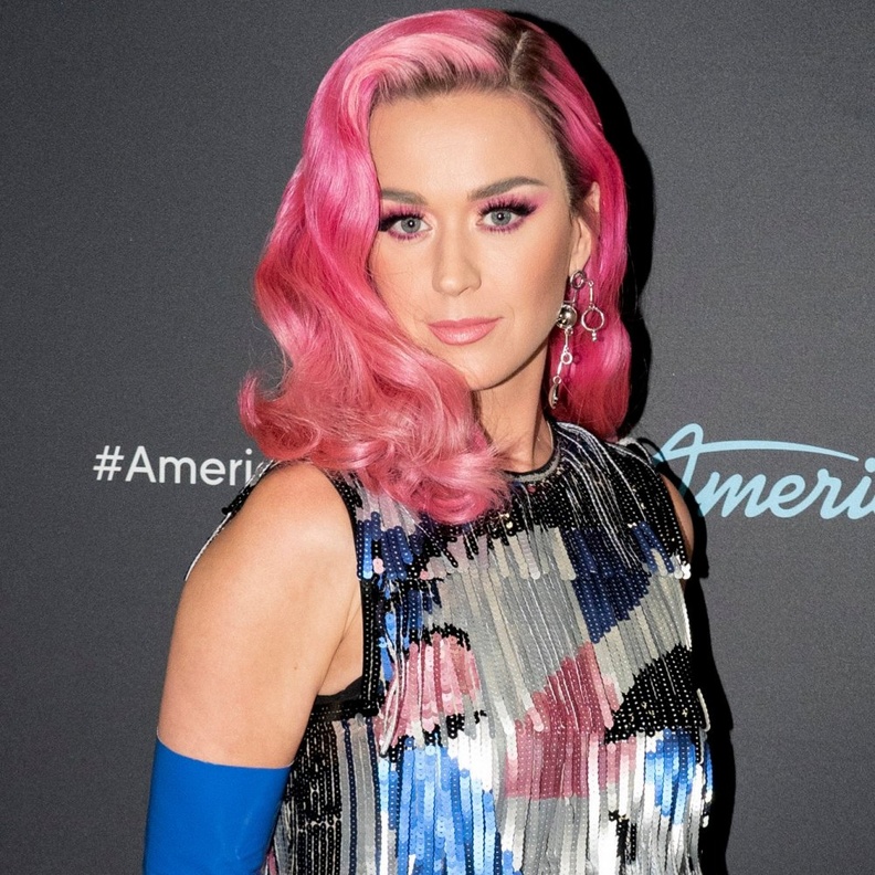 كيتي بيري والشعر الوردي الرائع