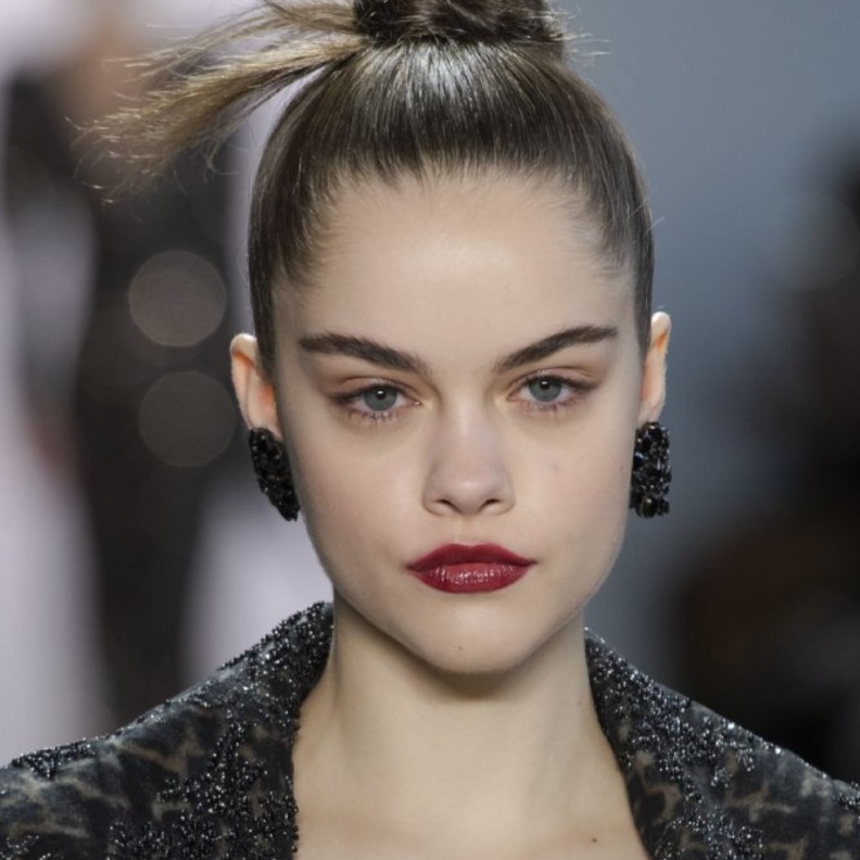 تسريحات شعر الكعكة العالية في عيد الفطر 2020 من Badgley Mischka