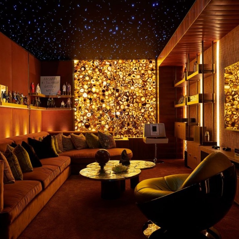 غر فة كعيشة حميمية داخل قصر مغني الراب الشهير Drake