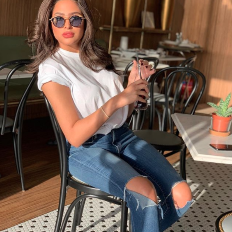 الجينز والتيشرت بأسلوب فوز الفهد