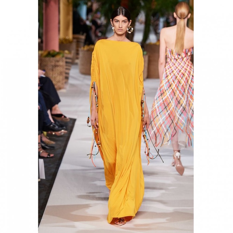 ملابس من اللون الاصفر موضة هذا الموسم لاطلالات العيد من Oscar de la Renta