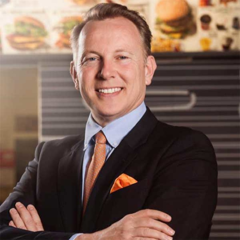 الأمير أوتو شارك في حملات توزيع الطعام على الضعفاء والمحتاجين