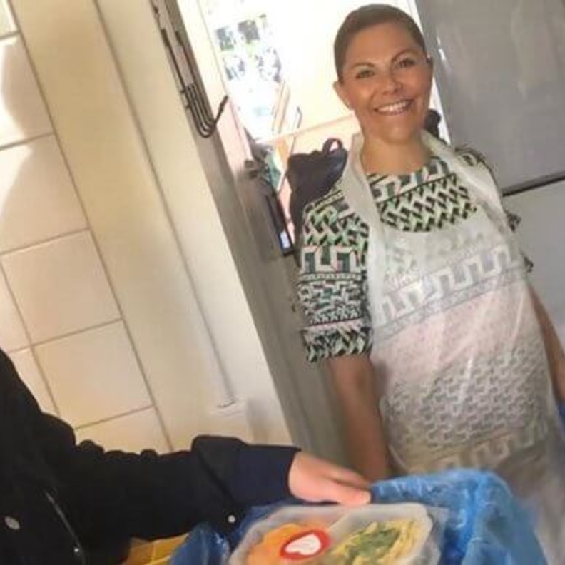 الأميرة فيكتوريا تتطوع للعمل في مطبخ خيري