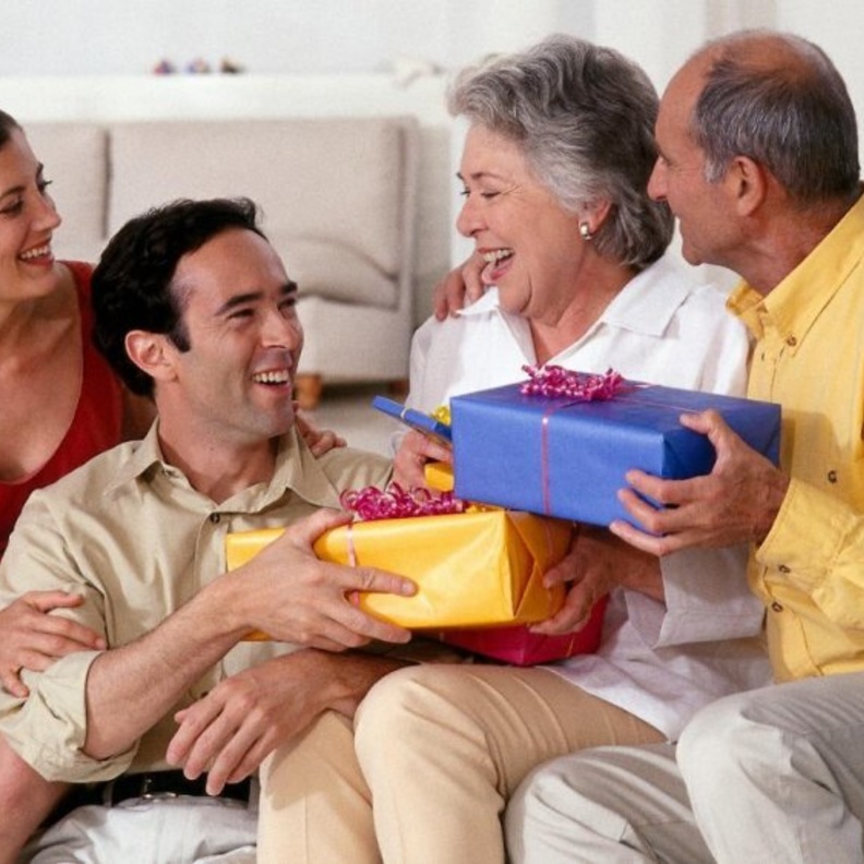  تقديم الهدايا من النصائح المفيدة لكسب ود اهل زوجك