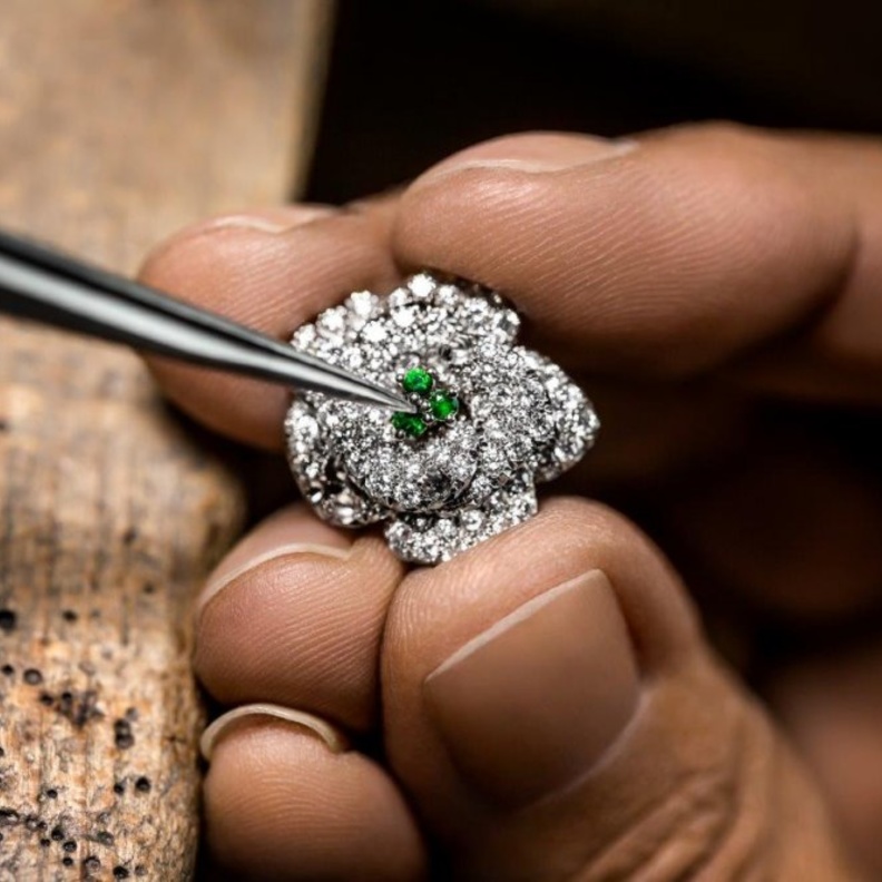  المهارة الحرفيّة لحقائب الكلاتش من Dior المرصّعة بالمجوهرات