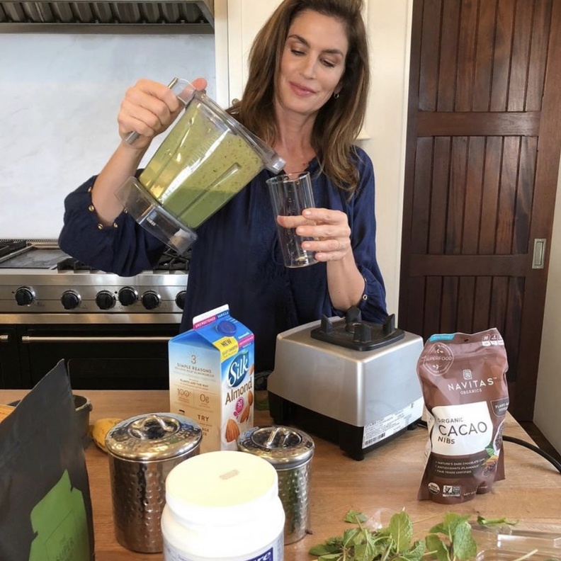 سيندي كروفورد تستمر باختراع الوصفات الصحية خلال الحجر المنزلي