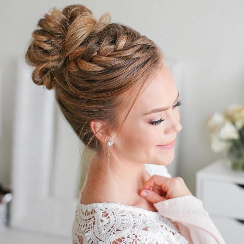 تسريحات شعر مرفوعة لإطلالة مميزة في العيد