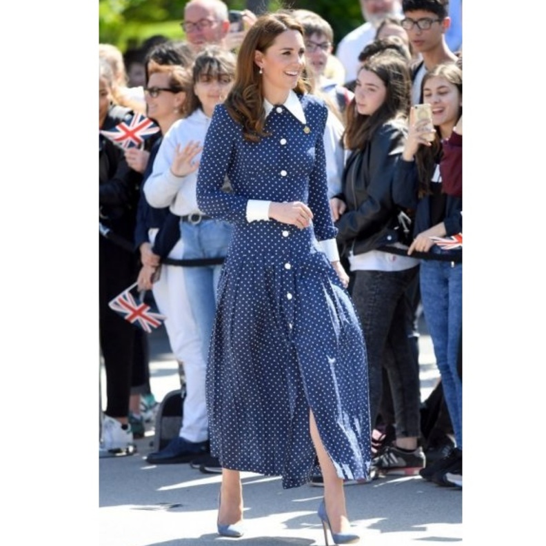 أطلت كيت بفستان من مجموعة Beulah تميّز بنقشة الورود وبياقته باللون الأبيض