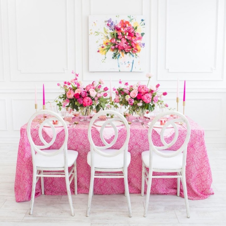 مائدة طعام احتفالية بألوان الزهر المشرقة