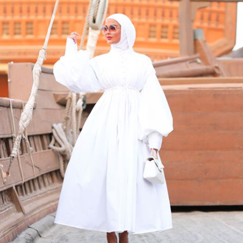 مرمر محمد اختارت اطلالة عصرية وجذابة بالفستان الأبيض بالقصة الكبيرة