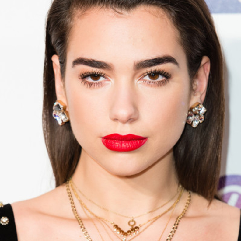 أحمر الشفاه باللون الأحمر الكلاسيكي