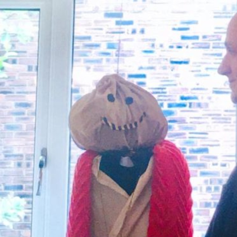  العروسين أمام تمثال مصنوع من الكراتين ليشرف على مراسيم حفل الزفاف