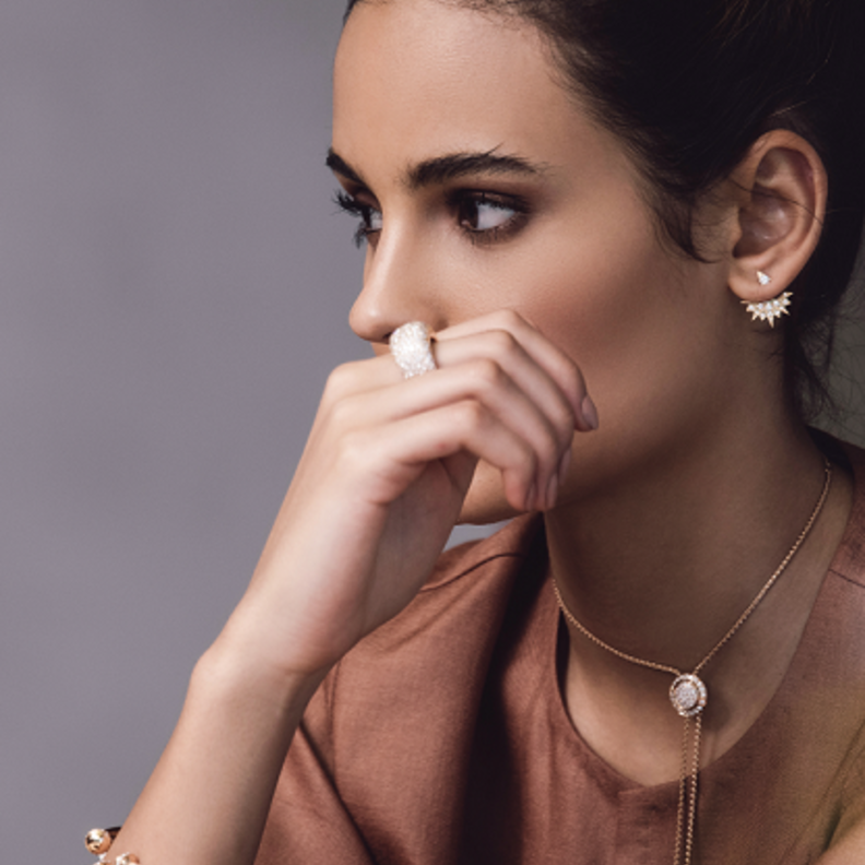 ساعة من مجموعة لايملايت غالا Limelight Gala، وأقراط من مجموعة سانلايت Sunlight، وخاتمان من مجموعة روز Rose. كل القطع من بياجيه Piaget