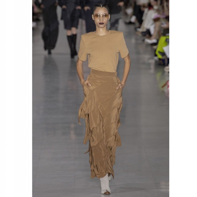 تنسيق ملابس باللون الترابي المشرق مع التنورة الطويلة من دار Max Mara