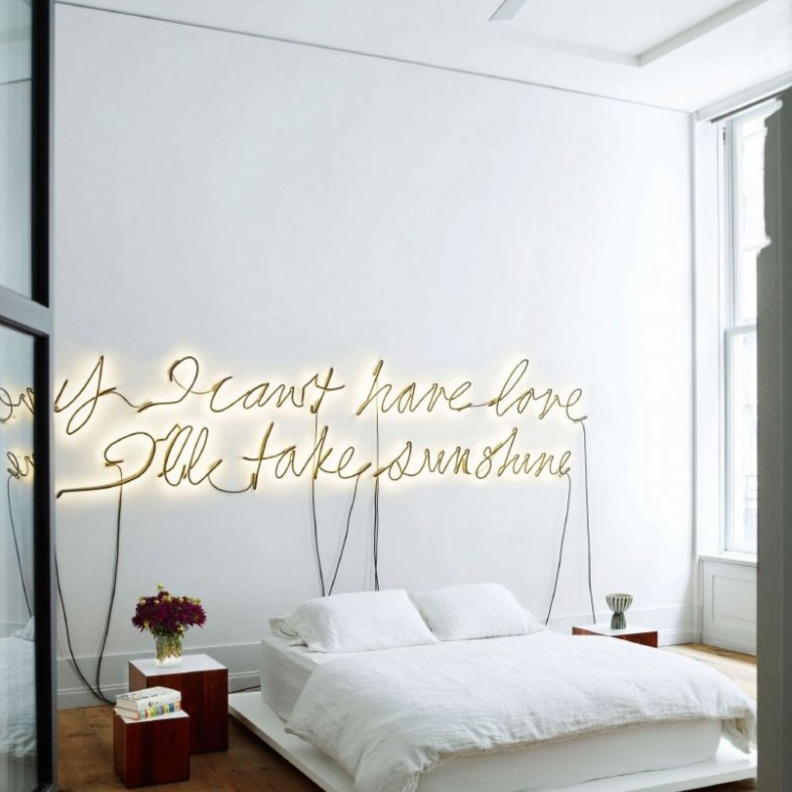 سلاسل إنارة ترسمين فيها كتابات تزين جدار غرفة نومك