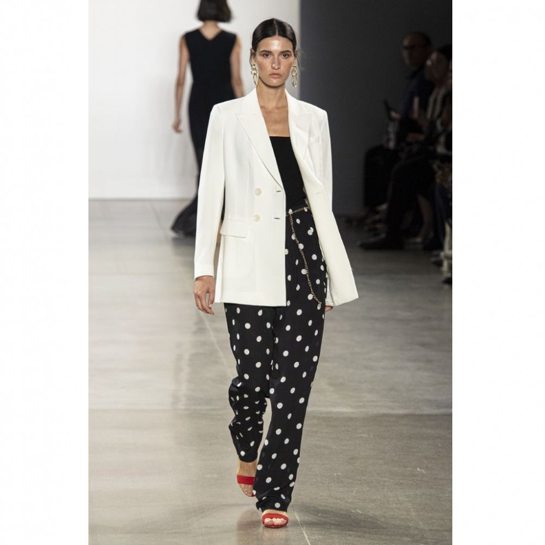 صور افكار تنسيق البليزر الطويل مع بناطيل البولكا دوت من Elie Tahari