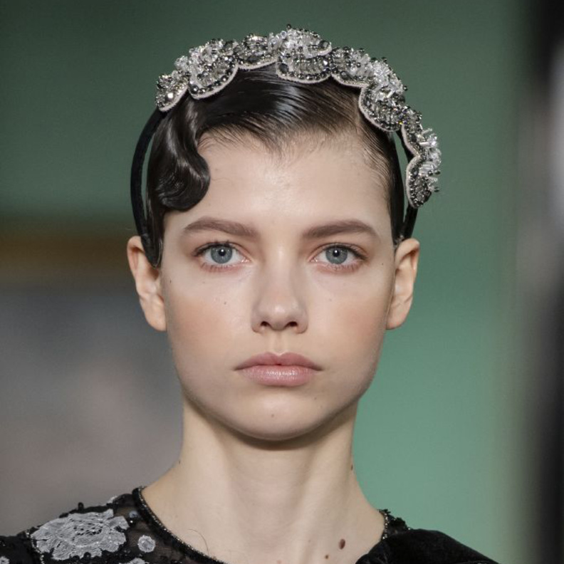 احدث اكسسوارات شعر كريستال مع البكل لاطلالة راقية في عيد الفطر 2020 من - Erdem