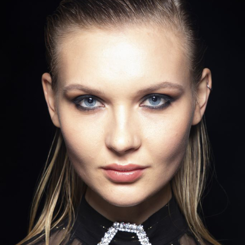 احدث رسمات ايلاينر عريضة لاطلالة ساحرة في عيد الفطر من Philipp Plein