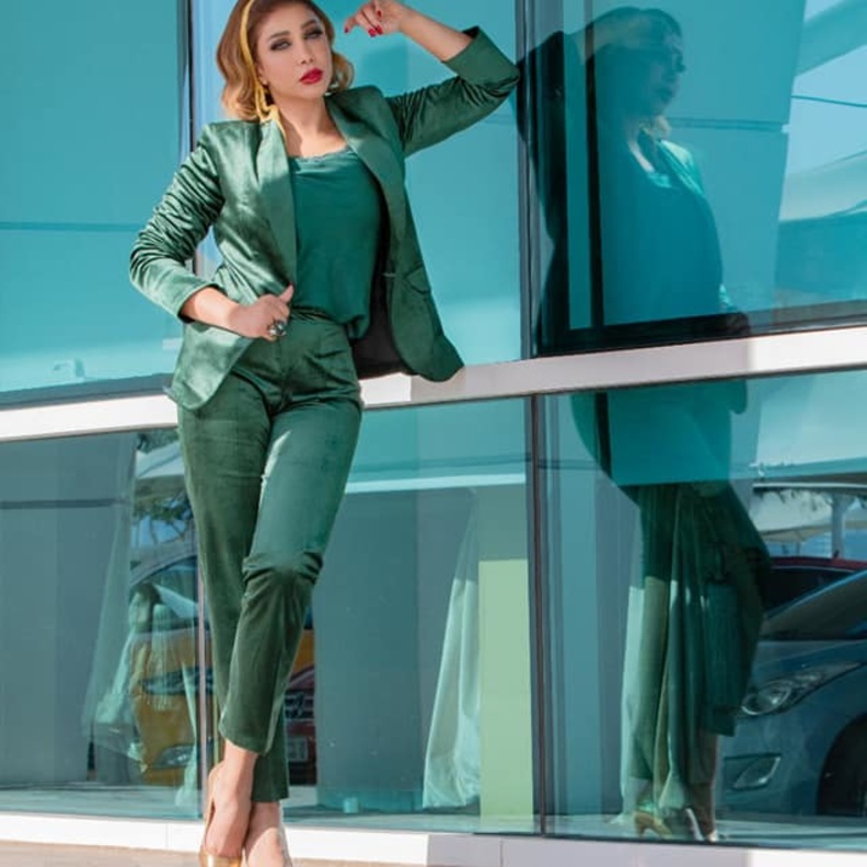 أروى في بدلة رسمية باللون الزيتي