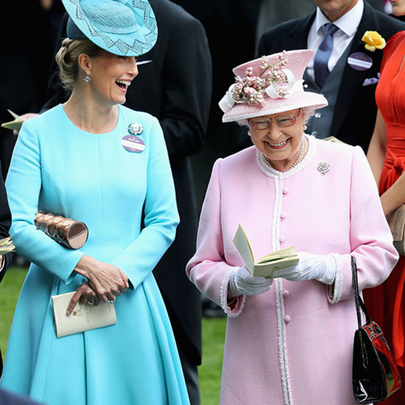 كيف أصبحت الكونتيسة صوفي الأقرب للملكة إليزابيث من زوجات أبنائها الآخرين؟