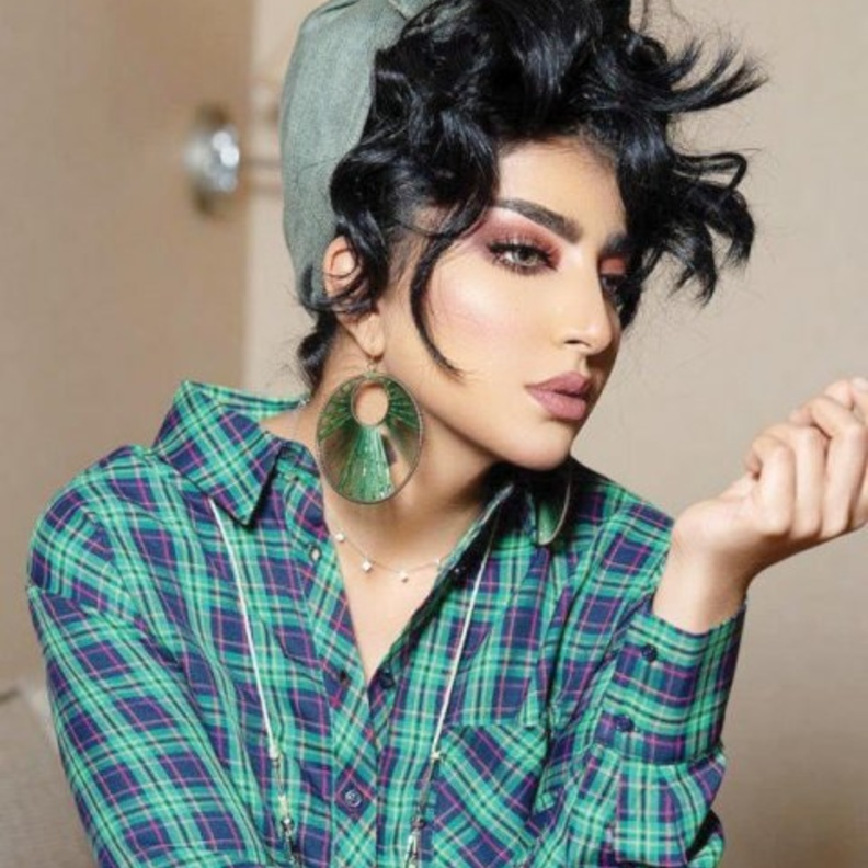 بثينة الرئيسي ترد على سخرية مي العيدان من صورها قبل الشهرة:"سأظل صامدة كالجبل"