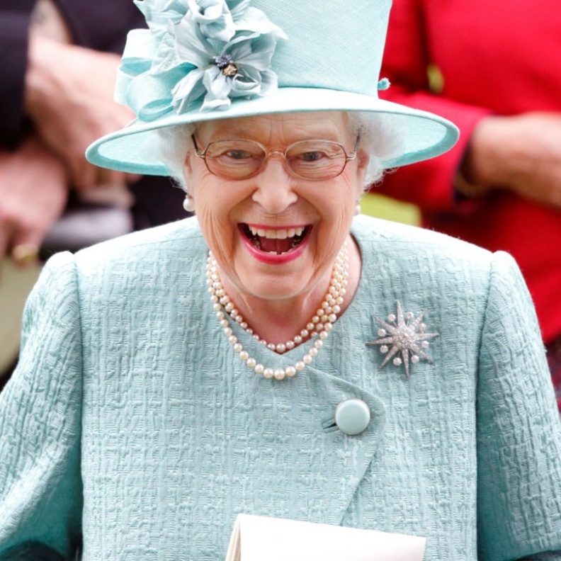 ما هي أغرب الأشياء التي تمتلكها الملكة إليزابيث الثانية؟