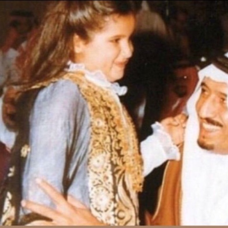 الأميرة حصة بنت سلمان في صغرها مع والدها الملك سلمان بن عبدالعزيز حفظه الله 