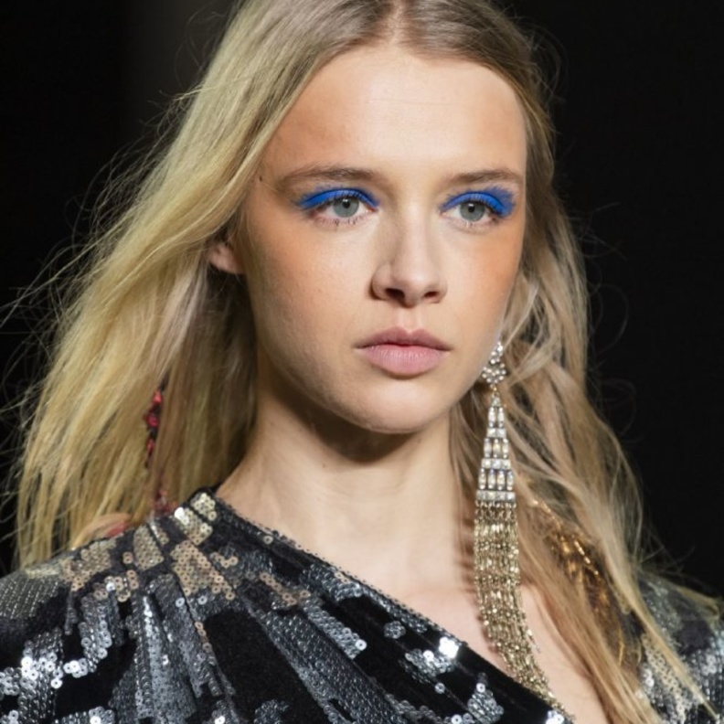 مكياج عيون باللون الازرق القوي والمتعرج من Tadashi Shoji